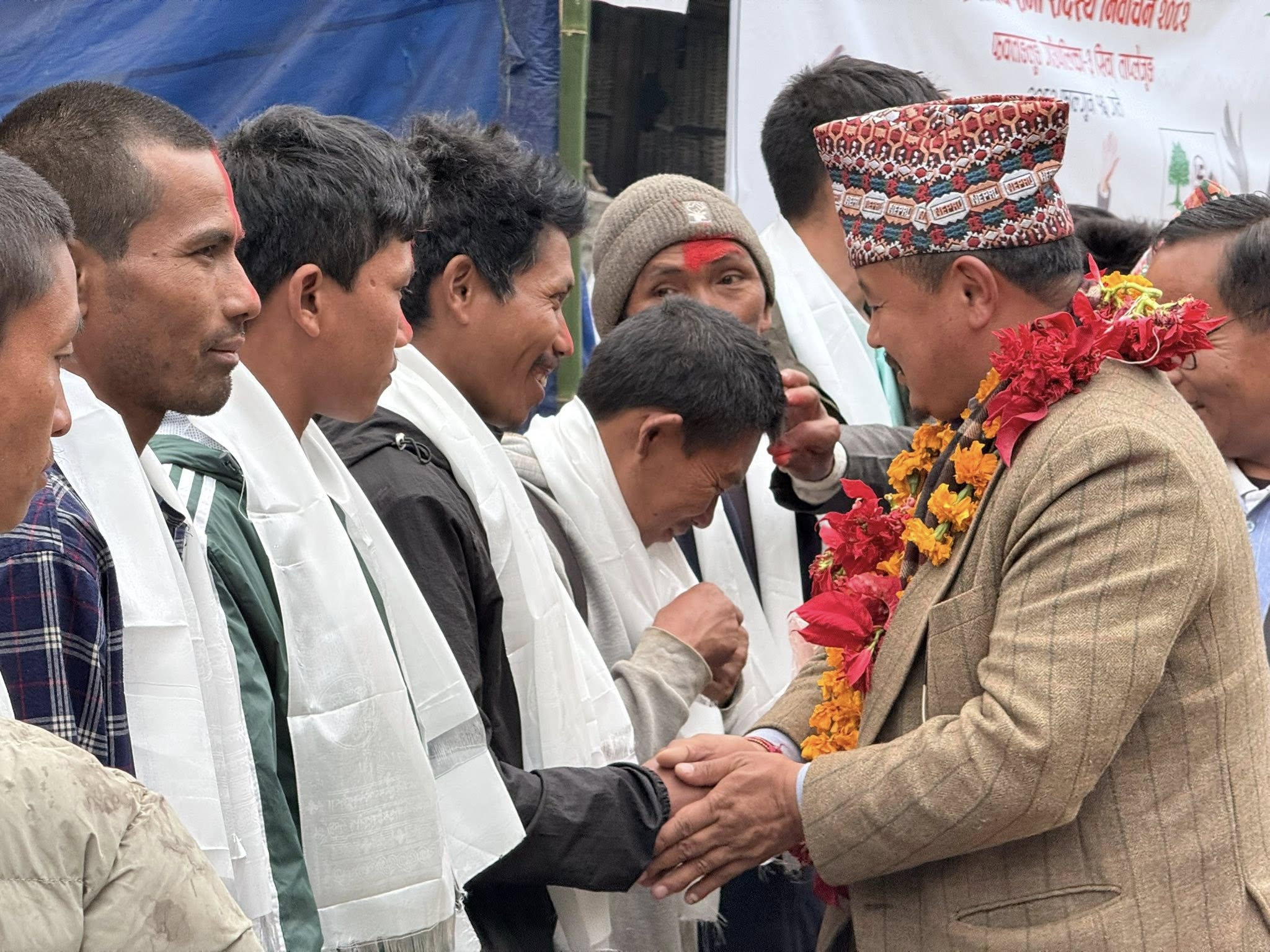 पार्टी प्रवेश कार्यक्रममा सहभागीलाई स्वागत गर्दै गजेन्द्र प्रसाद तुम्याहाङ