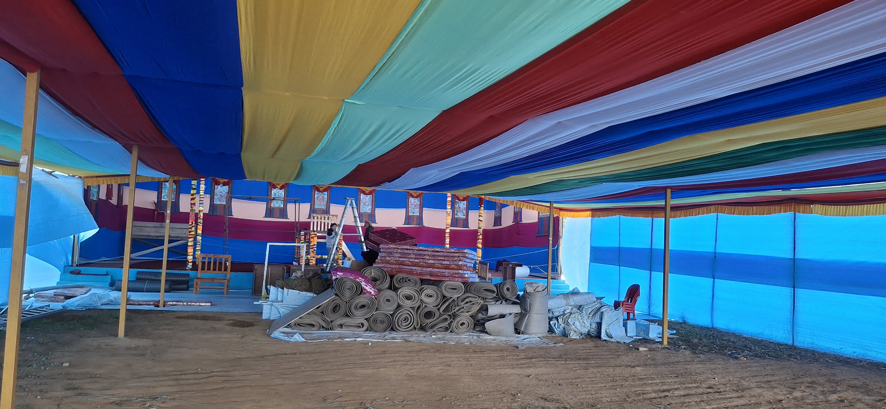 ताप्लेजुङ सुकेटारस्थित ७औं बज्रगुरु मन्त्रजप हल । व्यवस्थित हल भएकाले पानी परेपनि समस्या छैन् । 