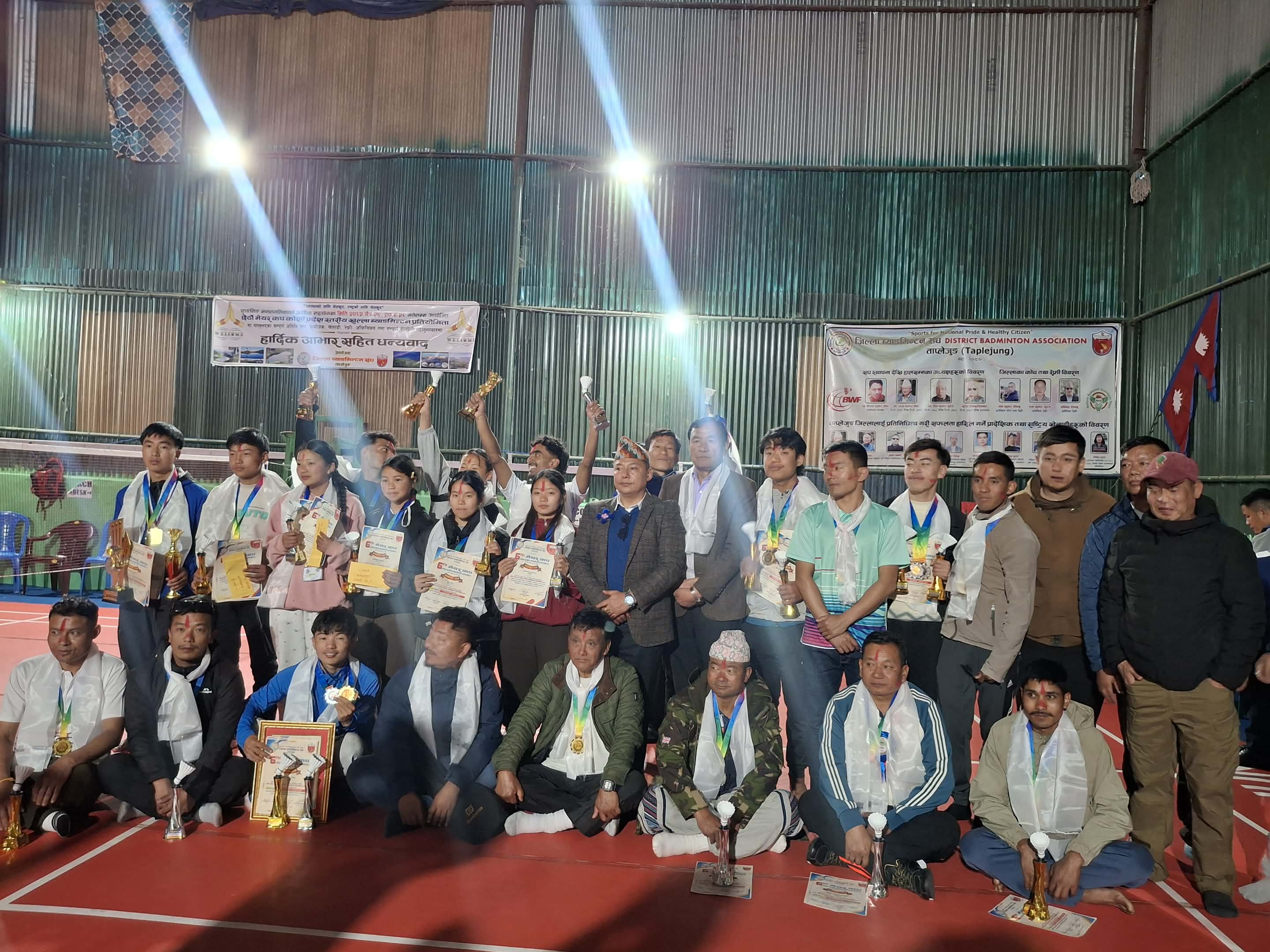 समापनपश्चात सामूहिक तस्बिर खिचाउँदै ।