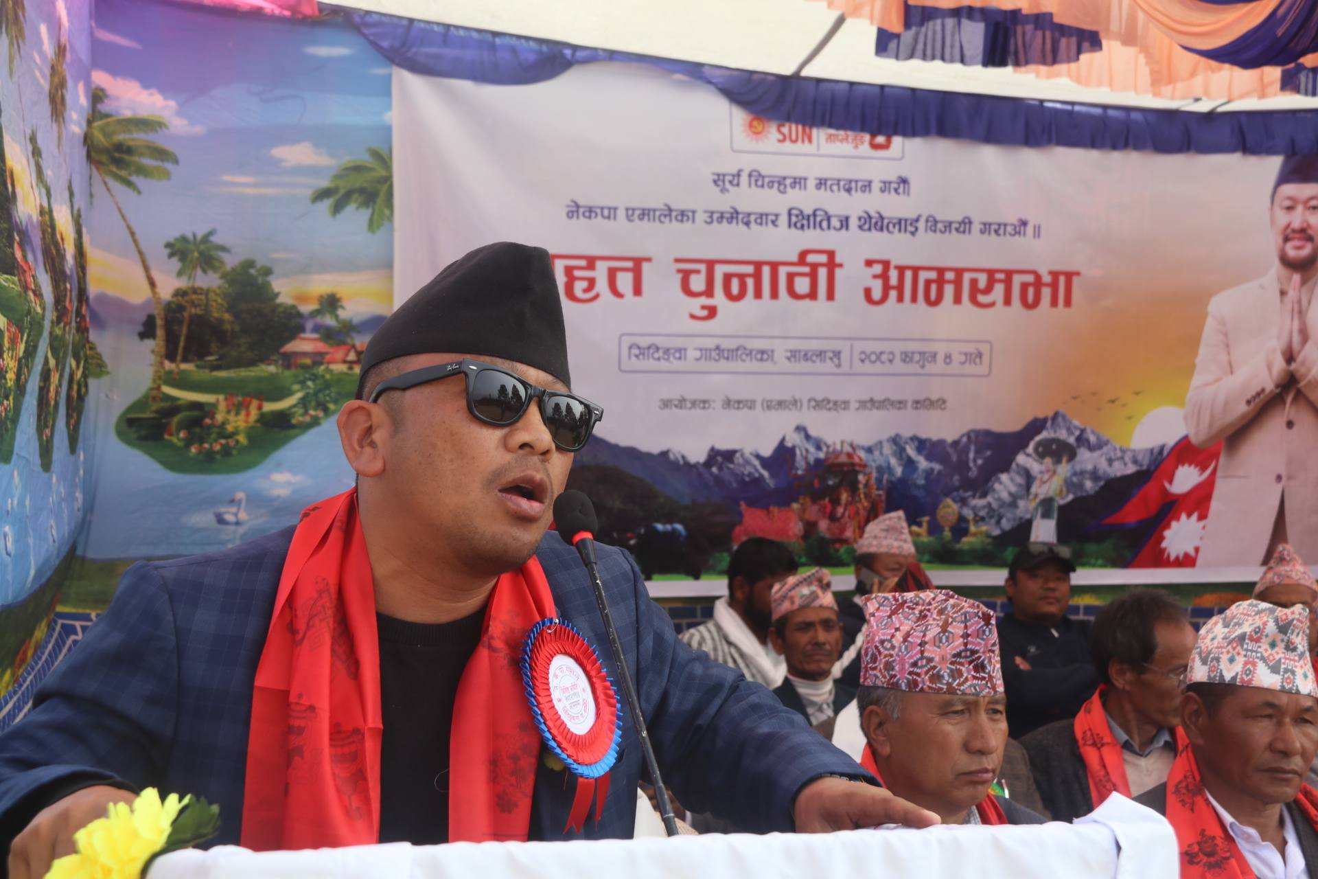 एमाले (ताप्लेजुङ) कार्यवहाक अध्यक्ष दीपेन पोमू चुनावी आमसभा संम्बोधन गर्दै ।