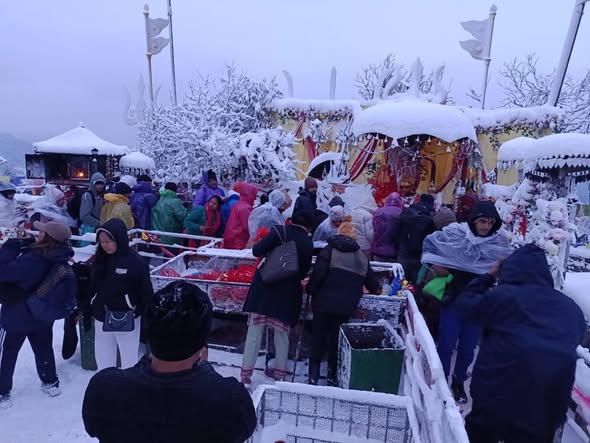 ताप्लेजुङ पाथीभरामा शनिबार विहान दर्शन गर्दै दर्शनार्थी । तस्बिरः पाथीभरा क्षेत्र विकास समिति 