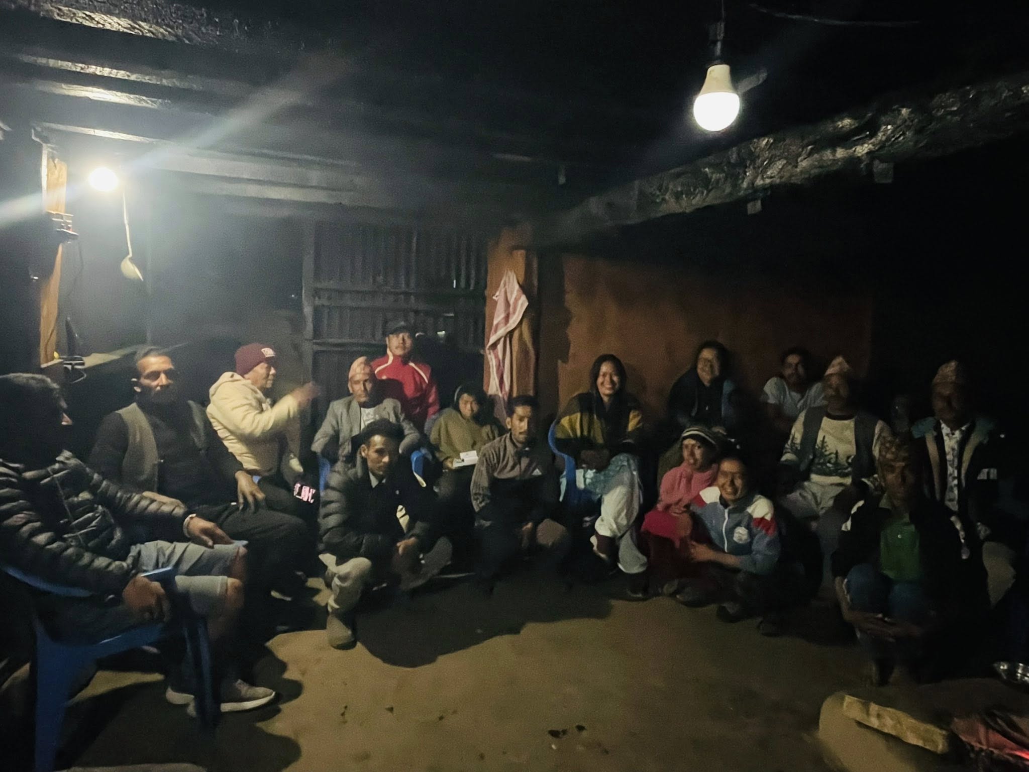 मतदाताको घरदैलो गर्ने क्रममा पेदाङका मतदातासँग लीलादेवी वोखिम र शिला इजम राई ।