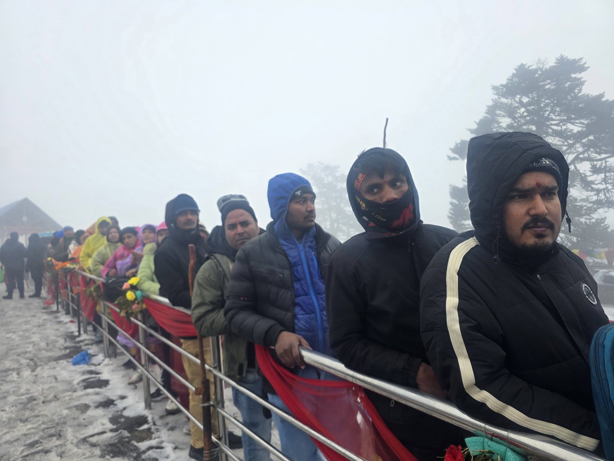 पाथीभरामा दर्शनका लागि लाइनमा बसेका दर्शनार्थी