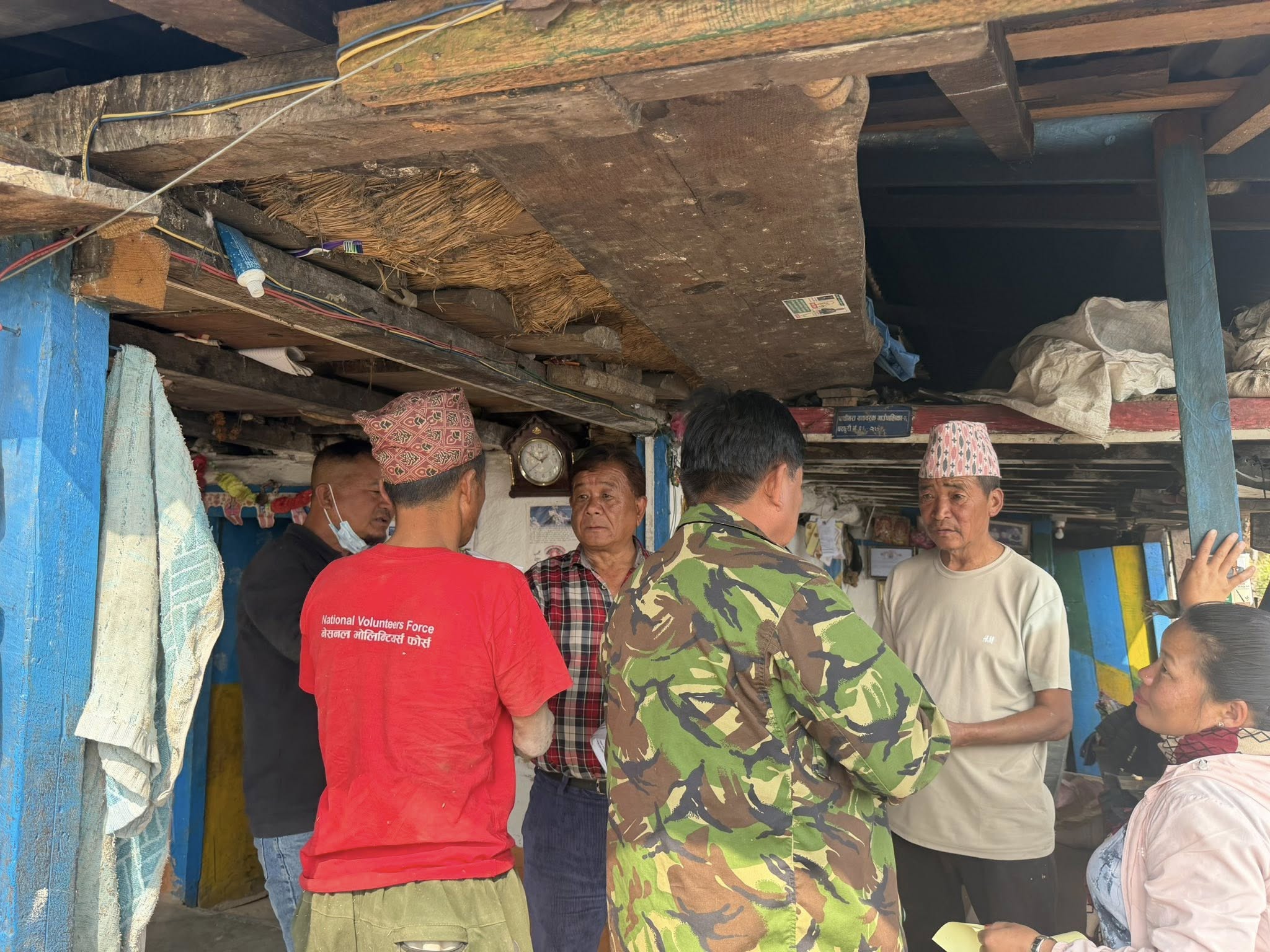 उज्यालो नेपाल पार्टीका ताप्लेजुङ उम्मेदवार (प्रत्यक्षतर्फ) कृतीमान मादेन मतदातासँगको गफगाफमा