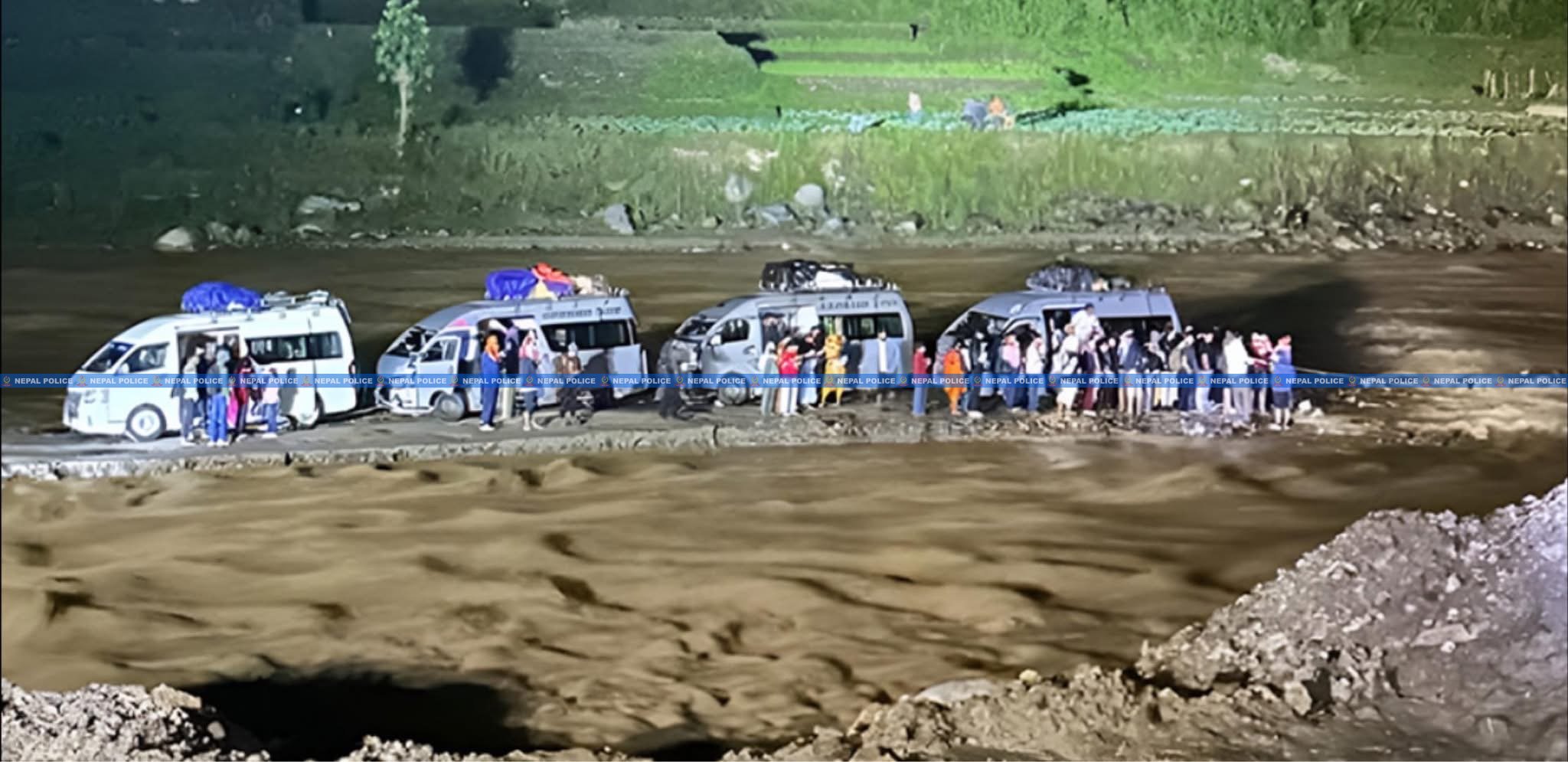 बीपी राजमार्गमा अलपत्र ८९ जना यात्रुको उद्धार: ५ वटा गाडीलाई सुरक्षित ठाउँमा सारियो
