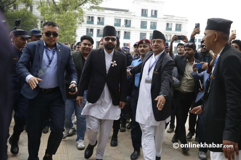 विहिवार शपथ ग्रहण समारोहमा सिलाम साक्मा लगाएका बालेन्द्र शाह (बालेन)