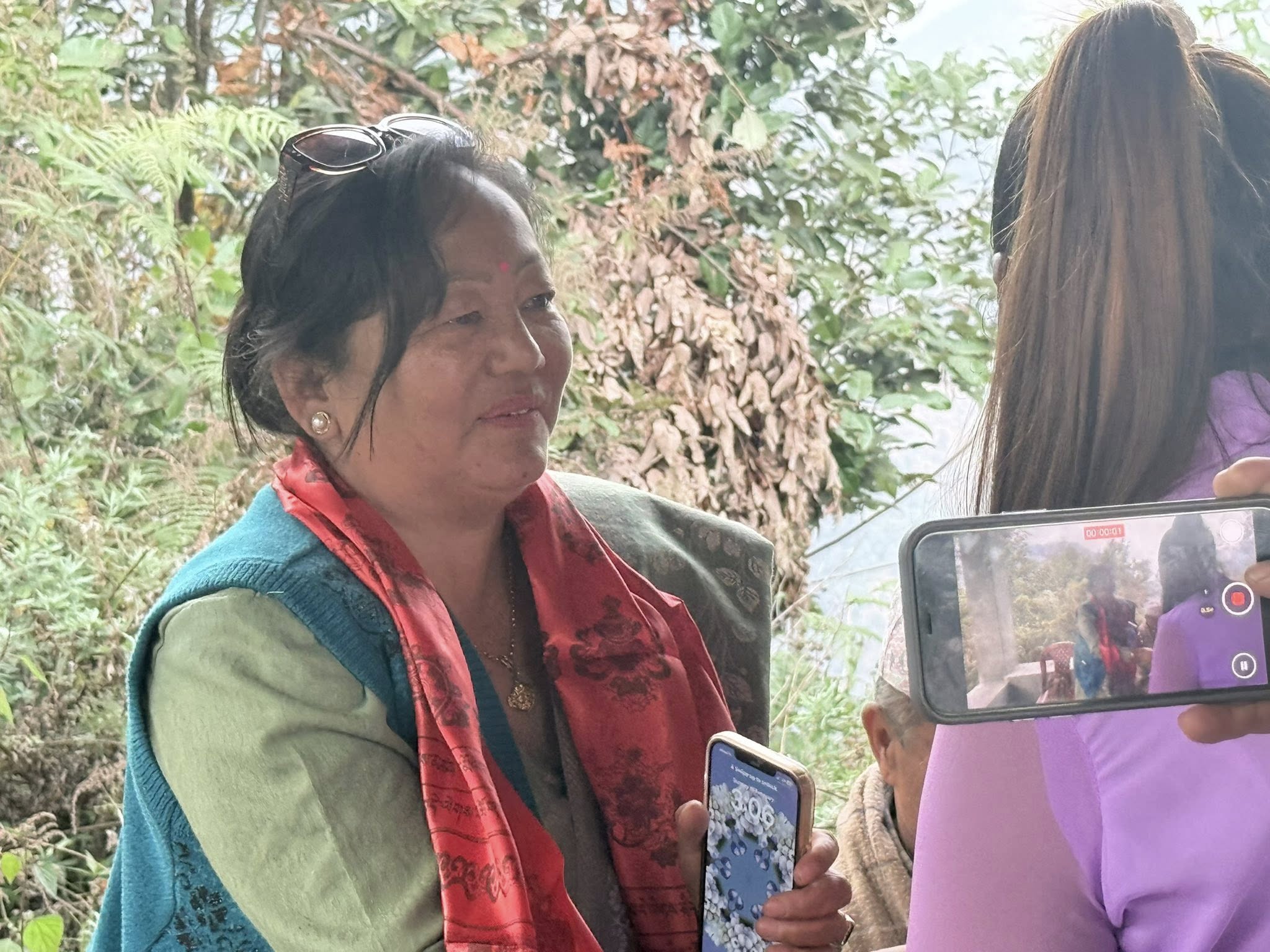 मतदाताको घरदैलो गर्ने क्रममा समानुपातिक उम्मेदवार गीता सेन्दाङ