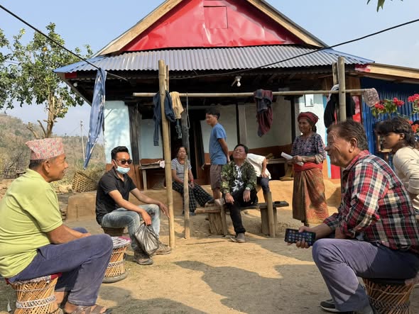 मतदाताको आँगनमा छलफल गर्दै कृतीमान मादेन