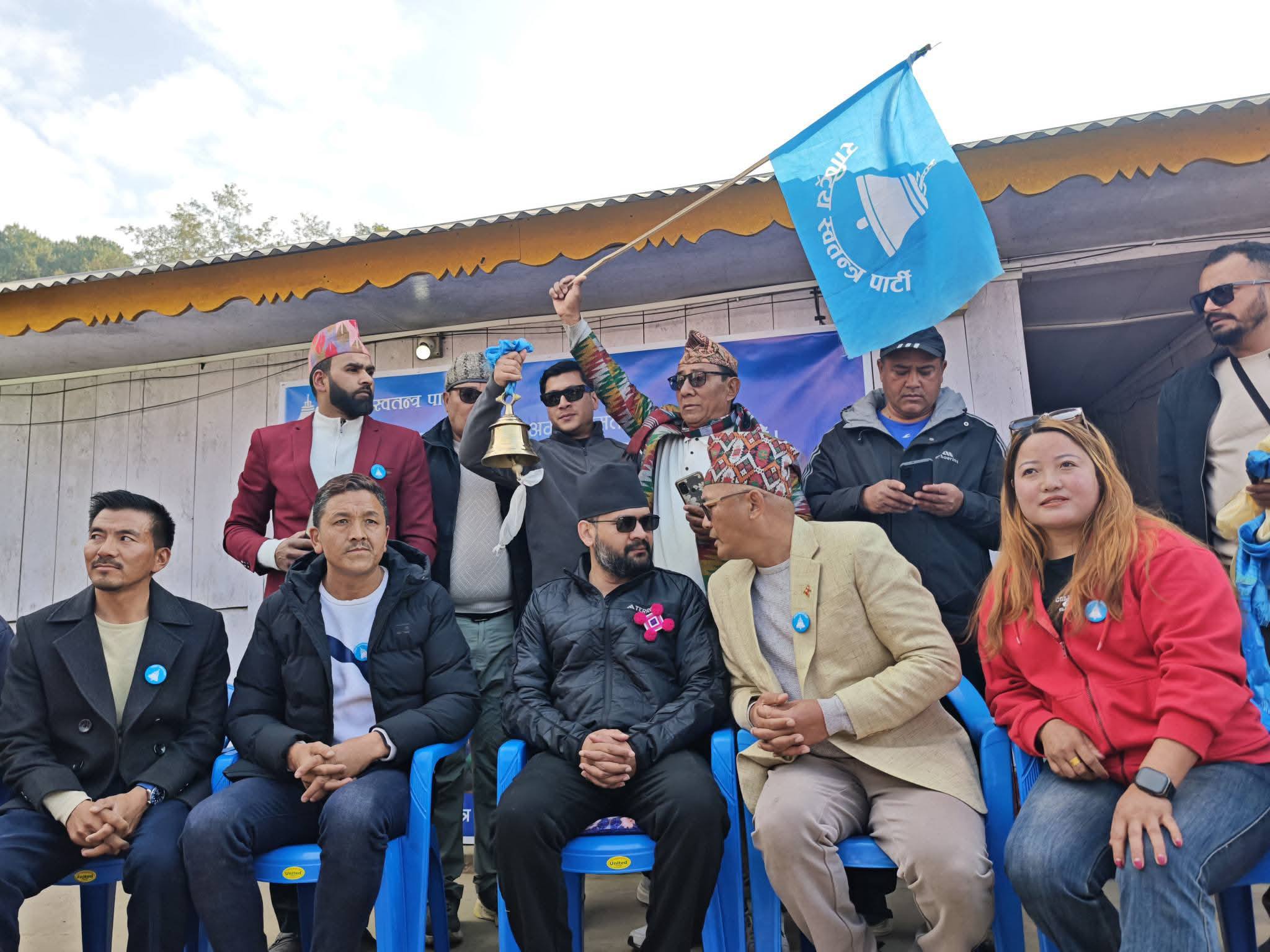 रास्वा नेता तथा काठमाडौ महानगरका निवर्तमान नगरप्रमूख बालेन्द्र शाहसँग उम्मेदवार ईन्जिनियर वीरेन्द्र श्रेष्ठ ।