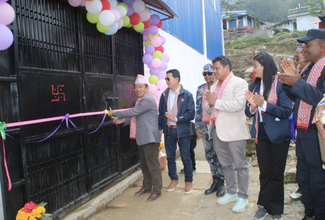  नवनिर्मित्त बहुउदेश्यीय कबर्ड हल उद्घाटन गर्नुहुँदै गाउँपालिका अध्यक्ष विजय प्रकाश वनेम