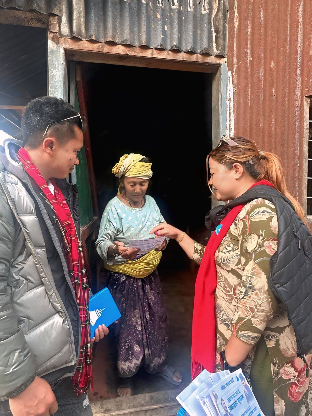 मतदातासँग निर्मला लाबुङ खिम्दिङ लिम्बु ‘मीरा’